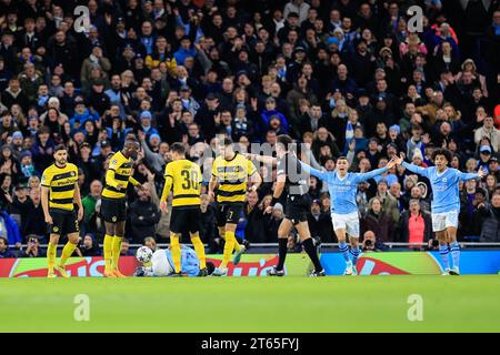 L'arbitre Erik Lambrechts attribue à City un penalty lors du match de l'UEFA Champions League Manchester City vs Young Boys à l'Etihad Stadium, Manchester, Royaume-Uni, le 7 novembre 2023 (photo de Conor Molloy/News Images) Banque D'Images