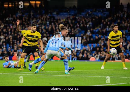 Kalvin Phillips #4 de Manchester City tire au but lors du match de l'UEFA Champions League Manchester City vs Young Boys à l'Etihad Stadium, Manchester, Royaume-Uni, le 7 novembre 2023 (photo de Conor Molloy/News Images) Banque D'Images