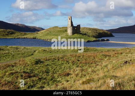 La ruine du château Ardvreck du 16e siècle se trouvait sur un promontoire rocheux dans le Loch Assynt, Sutherland, Écosse, Royaume-Uni Banque D'Images