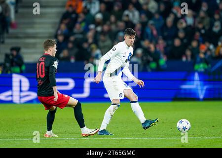 Salzbourg, Autriche. 08 novembre 2022. Salzbourg, Autriche, le 8 novembre 2023 : Alessandro Bastoni (95 Inter) passe le ballon lors du match de football du Groupe D de l'UEFA Champions League entre le RB Salzburg et l'Inter au Red Bull Arena de Salzbourg, en Autriche. (Daniela Porcelli/SPP) crédit : SPP Sport Press photo. /Alamy Live News Banque D'Images