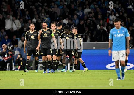 Neapel, Italie. 08 novembre 2023. Football : UEFA Champions League, SSC Napoli - 1. FC Union Berlin au Stadio Diego Armando Maradona à Naples. David Datro Fofana de l'Union (5e à partir de la gauche) revient avec ses coéquipiers après son but de faire 1-1. Crédit : Matthias Koch/dpa/Alamy Live News Banque D'Images