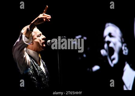 Toronto, Canada. 05 novembre 2023. Dave Gahan, chanteur principal du groupe de musique électronique anglais Depeche mode, se produit lors d'un spectacle à guichets fermés au Scotiabank Arena de Toronto. (Photo Angel Marchini/SOPA Images/Sipa USA) crédit : SIPA USA/Alamy Live News Banque D'Images