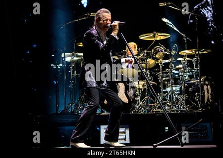 Toronto, Canada. 05 novembre 2023. Dave Gahan, chanteur principal du groupe de musique électronique anglais Depeche mode, se produit lors d'un spectacle à guichets fermés au Scotiabank Arena de Toronto. (Photo Angel Marchini/SOPA Images/Sipa USA) crédit : SIPA USA/Alamy Live News Banque D'Images