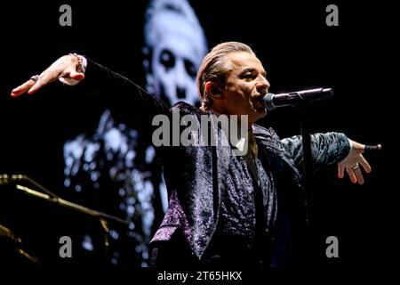 Toronto, Canada. 05 novembre 2023. Dave Gahan, chanteur principal du groupe de musique électronique anglais Depeche mode, se produit lors d'un spectacle à guichets fermés au Scotiabank Arena de Toronto. (Photo Angel Marchini/SOPA Images/Sipa USA) crédit : SIPA USA/Alamy Live News Banque D'Images