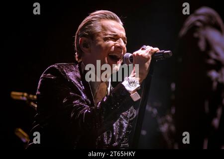 Toronto, Canada. 05 novembre 2023. Dave Gahan, chanteur principal du groupe de musique électronique anglais Depeche mode, se produit lors d'un spectacle à guichets fermés au Scotiabank Arena de Toronto. (Photo Angel Marchini/SOPA Images/Sipa USA) crédit : SIPA USA/Alamy Live News Banque D'Images