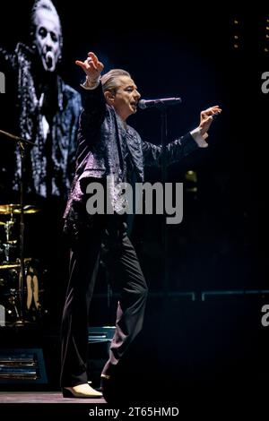 Toronto, Canada. 05 novembre 2023. Dave Gahan, chanteur principal du groupe de musique électronique anglais Depeche mode, se produit lors d'un spectacle à guichets fermés au Scotiabank Arena de Toronto. (Photo Angel Marchini/SOPA Images/Sipa USA) crédit : SIPA USA/Alamy Live News Banque D'Images