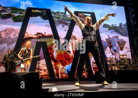 Toronto, Canada. 05 novembre 2023. Dave Gahan et Martin Gore du groupe de musique électronique anglais Depeche mode se produisent lors d'un spectacle à guichets fermés au Scotiabank Arena de Toronto, Canada. (Photo Angel Marchini/SOPA Images/Sipa USA) crédit : SIPA USA/Alamy Live News Banque D'Images