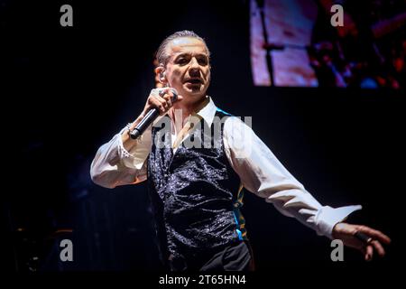 Toronto, Canada. 05 novembre 2023. Dave Gahan, chanteur principal du groupe de musique électronique anglais Depeche mode, se produit lors d'un spectacle à guichets fermés au Scotiabank Arena de Toronto. (Photo Angel Marchini/SOPA Images/Sipa USA) crédit : SIPA USA/Alamy Live News Banque D'Images