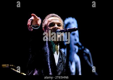 Toronto, Canada. 05 novembre 2023. Dave Gahan, chanteur principal du groupe de musique électronique anglais Depeche mode, se produit lors d'un spectacle à guichets fermés au Scotiabank Arena de Toronto. (Photo Angel Marchini/SOPA Images/Sipa USA) crédit : SIPA USA/Alamy Live News Banque D'Images