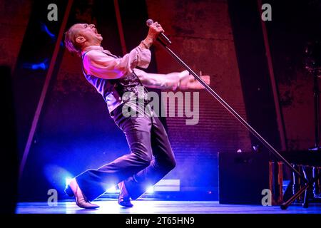 Toronto, Canada. 05 novembre 2023. Dave Gahan, chanteur principal du groupe de musique électronique anglais Depeche mode, se produit lors d'un spectacle à guichets fermés au Scotiabank Arena de Toronto. (Photo Angel Marchini/SOPA Images/Sipa USA) crédit : SIPA USA/Alamy Live News Banque D'Images