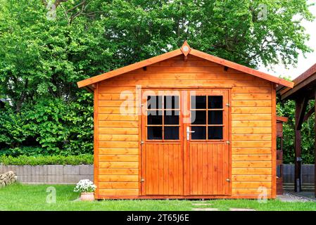 Vue frontale de l'abri de jardin en bois vitré en couleur teck Banque D'Images