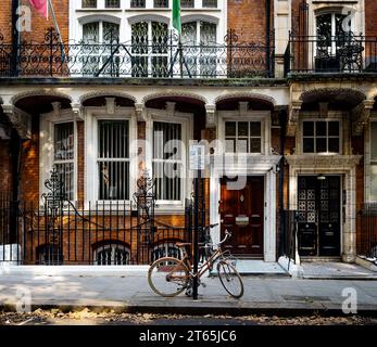 Angleterre, Royaume-Uni, 30 août 2023, vue d'un immeuble résidentiel dans le Royal Borough de Kensington et Chelsea Banque D'Images