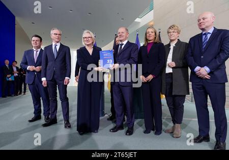 Wirtschaftsweise übergeben Jahresgutachten 2023-11-08 - Deutschland, Berlin - Übergabe des Jahresgutachtens 2023/24 des Sachverständigenrats zur Begutachtung der gesamtwirtschaftlichen Entwicklung an Bundeskanzler OLAF Scholz SPD. Im Bild vorn Prof. Dr. Monika Schnitzer, SVR-Vorsitzende und Professorin für Komparative Wirtschaftsforschung an der Ludwig-Maximilians-Universität München, die Mitglieder des Sachverständigenrats sowie Christian Lindner FDP, Bundesminister der Finanzen, Robert Habeck Bündnis 90/Die Grünen, Bundesminis für Wirtschaft und Klimaschutz Banque D'Images