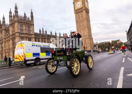 1901 voiture électrique Waverley participant à la course de voitures vétérans de Londres à Brighton, événement automobile vintage passant par Westminster, Londres, Royaume-Uni Banque D'Images