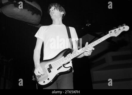 ALEX JAMES, BLUR, 1995 : Alex James le bassiste de Blur au plus fort de la Britpop mania juste après que Country House ait battu Oasis au sommet des charts lors du Great Escape Tour à Cardiff International Arena à Cardiff, pays de Galles, Royaume-Uni le 5 décembre 1995. Photo : Rob Watkins Banque D'Images