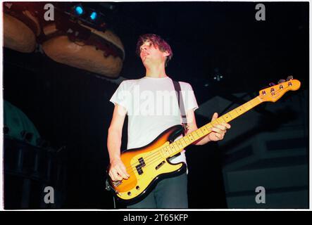 ALEX JAMES, BLUR, 1995 : Alex James le bassiste de Blur au plus fort de la Britpop mania juste après que Country House ait battu Oasis au sommet des charts lors du Great Escape Tour à Cardiff International Arena à Cardiff, pays de Galles, Royaume-Uni le 5 décembre 1995. Photo : Rob Watkins Banque D'Images