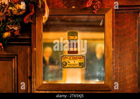 Licence numéro 1 de 1935, ville de Chicago. Après la prohibition, le restaurant Berghoff a obtenu sa première licence d'alcool avec la brasserie Adams au 17 West Adams Street avec la brasserie Adams. Le restaurant allemand Berghoff à Chicago, États-Unis Banque D'Images