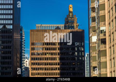 La flèche dorée de la tour Carbide and Carbon Tower, modelée sur une bouteille de champagne, s'élève de la mer des maisons du centre-ville de Chicago, aux États-Unis Banque D'Images