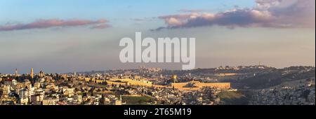 Une vue panoramique à couper le souffle sur la vieille ville de Jérusalem, ses murs, ses maisons, ses synagogues et mosquées et le Mont du Temple, en regardant vers le nord fr Banque D'Images