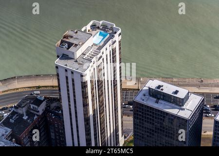 875 North Michigan Avenue est l'adresse du John Hancock Center. Depuis la plate-forme d'observation au 94e étage, vous avez un bon aperçu des bâtiments de Chicago. Chicago, États-Unis Banque D'Images