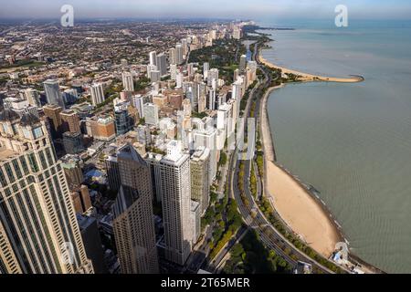 875 North Michigan Avenue est l'adresse du John Hancock Center. Depuis la plate-forme d'observation au 94e étage, vous avez un bon aperçu des bâtiments de Chicago. Chicago, États-Unis Banque D'Images