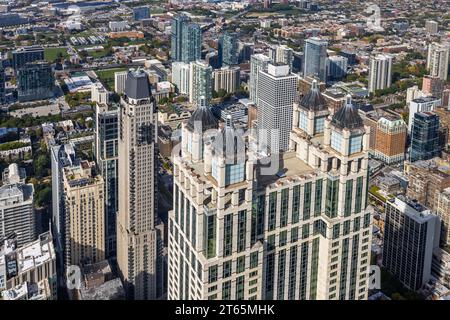 Depuis le 94e étage de la 875 North Michigan Avenue, la vue embrasse un gratte-ciel historique avec des structures de toit carrées en forme de tourelle et des toits pyramidaux sombres dans le quartier de Gold Coast à Chicago, Illinois, États-Unis, entouré de tours résidentielles plus récentes. Banque D'Images