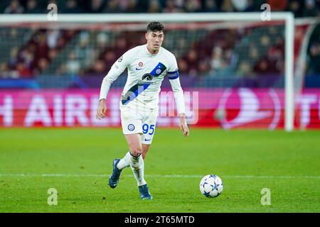 Salzbourg, Autriche. 08 novembre 2022. Salzbourg, Autriche, le 8 novembre 2023 : Alessandro Bastoni (95 Inter) contrôle le ballon lors du match de football du Groupe D de l'UEFA Champions League entre le RB Salzburg et l'Inter au Red Bull Arena de Salzbourg, en Autriche. (Daniela Porcelli/SPP) crédit : SPP Sport Press photo. /Alamy Live News Banque D'Images