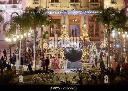 Monaco, Monte-Carlo, 12 novembre 2022 : le célèbre Casino Monte-Carlo est de nuit, attraction nocturne illumination, voitures de luxe, joueurs, touristes Banque D'Images