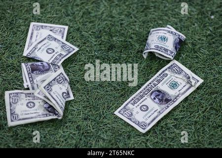 De faux billets de banque représentant une image de l'ancien gardien de but de l'AC Milan Gianluigi Donnarumma du Paris Saint-Germain FC étaient sur le terrain lors du match de football de la phase de groupes de l'UEFA Champions League 2023/24 - Groupe F entre l'AC Milan et le Paris Saint-Germain FC au stade San Siro. Score final ; AC Milan 2 : 1 Paris Saint-Germain. (Photo de Fabrizio Carabelli / SOPA Images/Sipa USA) Banque D'Images