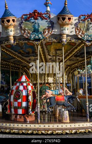 Vieux caroussel français traditionnel coloré dans le parc de la ville en journée ensoleillée, Troys, Champagne, France Banque D'Images