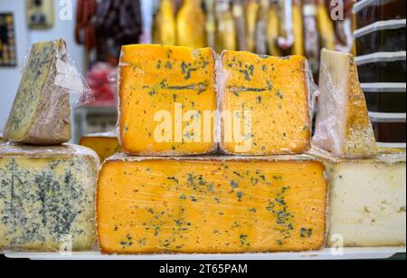 Différents fromages asturiens à base de vache, de chèvre et de mouton melk exposés dans la fromagerie fermiers, Asturies, Espagne du Nord, en gros plan Banque D'Images