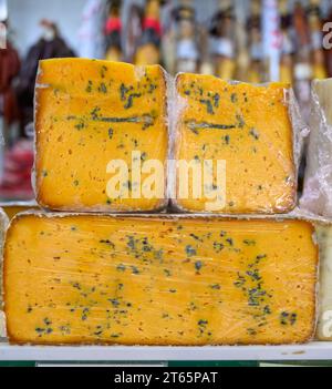 Différents fromages asturiens à base de vache, de chèvre et de mouton melk exposés dans la fromagerie fermiers, Asturies, Espagne du Nord, en gros plan Banque D'Images