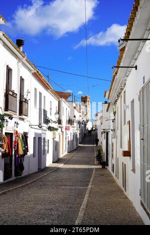Rue principale dans la ville de construction blanche méditerranéenne d'Altea, Alicante, Espagne Banque D'Images