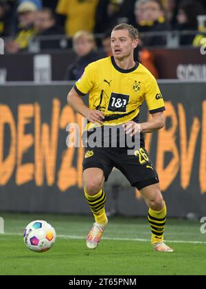 DORTMUND - Julian Ryerson du Borussia Dortmund lors du match de Bundesliga entre le Borussia Dortmund et le FC Bayern MŸnchen au signal Iduna Park le 4 novembre 2023 à Dortmund, en Allemagne. ANP | Hollandse Hoogte | GERRIT VAN COLOGNE Banque D'Images