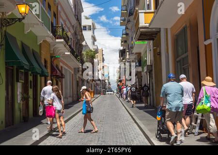 Passagers de bateau de croisière faisant du shopping le long de la rue Fortaliza dans le vieux San Juan, Porto Rico Banque D'Images