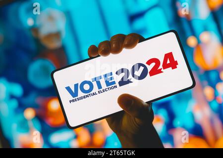 31 octobre 2023, Brésil : dans cette illustration photo, le logo de l'élection présidentielle américaine de 2024 est affiché sur l'écran d'un smartphone. (Image de crédit : © Rafael Henrique/SOPA Images via ZUMA Press Wire) USAGE ÉDITORIAL SEULEMENT! Non destiné à UN USAGE commercial ! Banque D'Images