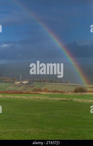 Un arc-en-ciel au-dessus du parcours de golf Baildon dans le Yorkshire Banque D'Images