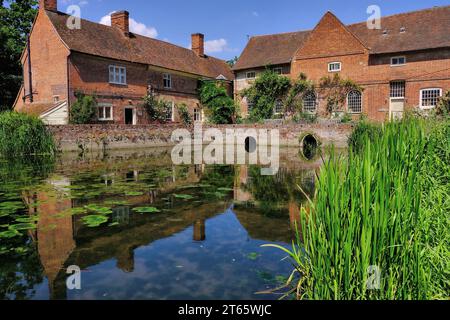 Moulin de Flatford avec des reflets presque parfaits à River Stour, village de Flatford, John Constable Country, Dedham Vale, Suffolk, Angleterre, Royaume-Uni Banque D'Images