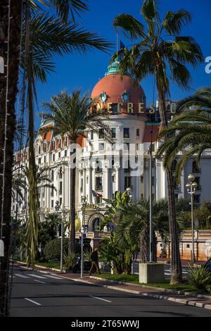 Nice, France - février 14 2023 : vue sur la rue du célèbre Hôtel le Negresco à Nice, encadré de palmiers Banque D'Images