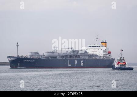 Le Havre, France - pétrolier GPL HOURAI MARU arrivée au port du Havre avec remorqueur. Banque D'Images