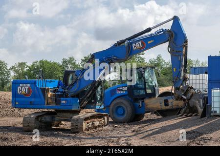 Nancy, France - Pelle sur chenilles bleue CAT 320 pour le terrassement d'une plate-forme sur chantier. Banque D'Images