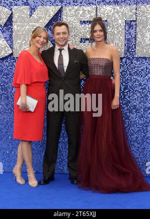 Taron Egerton avec sa mère Christine Egerton (à gauche) et sa partenaire Emily Thomas assistent à la première britannique de Rocketman à Odeon Luxe Leicester Square à Londres. (Photo Fred Duval / SOPA Images/Sipa USA) Banque D'Images