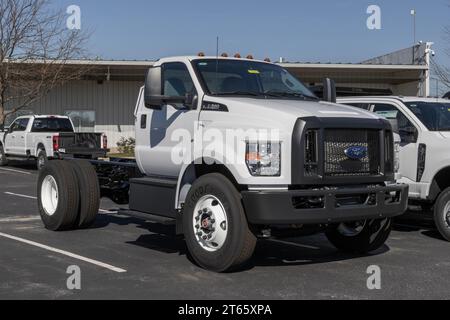 Plainfield - 5 novembre 2023 : Ford F-650 SD Gas Straight Frame Display. Ford offre le moteur à essence F650 avec la possibilité de convertir au GNC ou au propane Banque D'Images