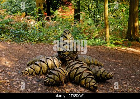 Installation / sculpture de cône de sapin géant. Scène d'automne au Parc Cefn Onn,/ Cefn Onn Country Park, Lisvane, près de Cardiff. Prise en novembre 2023 Banque D'Images