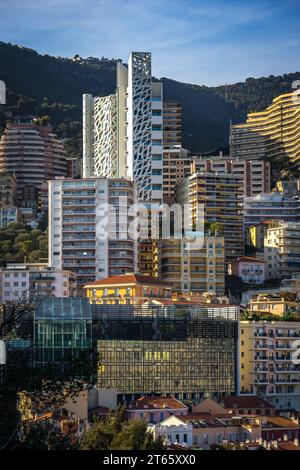 Monaco - février 15 2023 : Phare de vue sur les élégants bâtiments de Monaco, à flanc de colline. Fond d'écran Monaco Cityscape. Banque D'Images