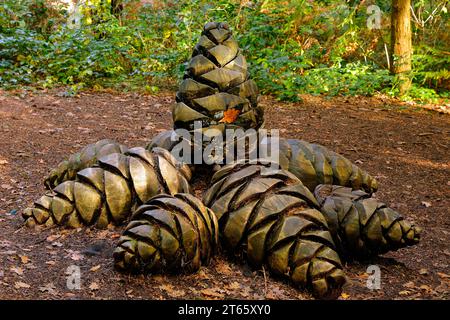 Installation / sculpture de cône de sapin géant. Scène d'automne au Parc Cefn Onn,/ Cefn Onn Country Park, Lisvane, près de Cardiff. Prise en novembre 2023 Banque D'Images