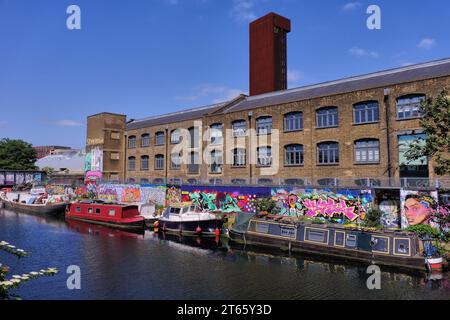 Graffiti coloré (Street art), bateaux de canal, pont et bâtiments industriels sur la rivière Lee à Stratford, Londres, Angleterre, Royaume-Uni Banque D'Images