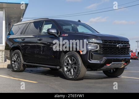 Pi. Wayne - 7 novembre 2023 : Chevrolet Tahoe 4WD Z71 exposition dans un concessionnaire. Chevrolet propose le Tahoe en modèles LS, LT, RST et Premier. Banque D'Images