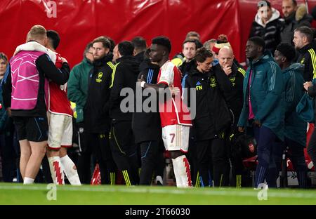 Le Bukayo Saka d'Arsenal (au centre) célèbre avec le personnel après le coup de sifflet final du match de l'UEFA Champions League Group B à l'Emirates Stadium, à Londres. Date de la photo : mercredi 8 novembre 2023. Banque D'Images