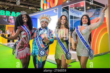 Londres, Royaume-Uni 08 novembre 2023. Sur le stand du Brésil, les représentants du Carnaval de Rio 2024 posent pour une dernière fois dans un alignement : (de gauche à droite) Bruna Does Santos (1e princesse) Caio Cesar Dutra (roi Momo), Gabriella Mendes (reine), Ana Carolina de Souza (2e princesse). Comme chaque année, au cours des dernières heures du dernier jour du World Travel Market à Excel London, de nombreux stands de country et stands d'exposition de voyage organisent des rassemblements informels et des soirées enveloppantes pour célébrer un succès de trois jours du salon, souvent avec des spectacles, de la musique, danse et nourriture et boissons locales. Banque D'Images